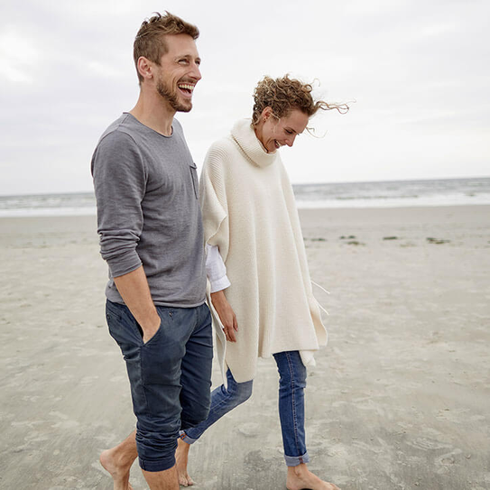 Glückliches Paar geht am Strand spazieren.
