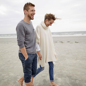 Glückliches Paar geht am Strand spazieren.