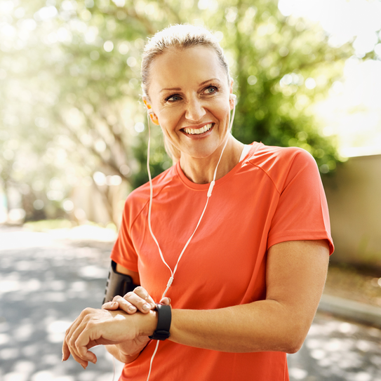Frau geht joggen.