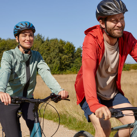 Mann und Frau fahren Fahrrad