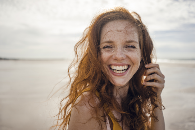 Glückliche Frau am Strand.