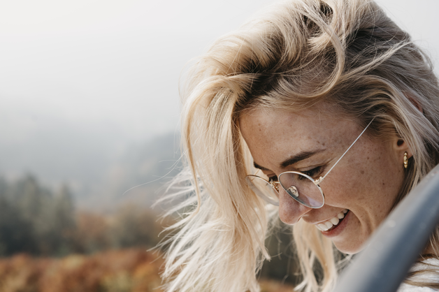 Junge Frau mit Brille in der Natur